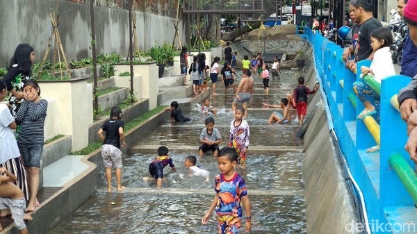 Warga Babakan Irigasi, Kota Bandung, kini mempunyai tempat nongkrong sekaligus berenang yang diberi nama Kafe Walungan. (Foto: Mochamad Solehudin/detikcom) Warga Babakan Irigasi, Kota Bandung, kini mempunyai tempat nongkrong sekaligus berenang yang diberi nama Kafe Walungan. (Foto: Mochamad Solehudin/detikcom)