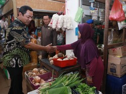 Jelang Natal, Wali Kota Hendi Kunjungi Pasar hingga Gereja