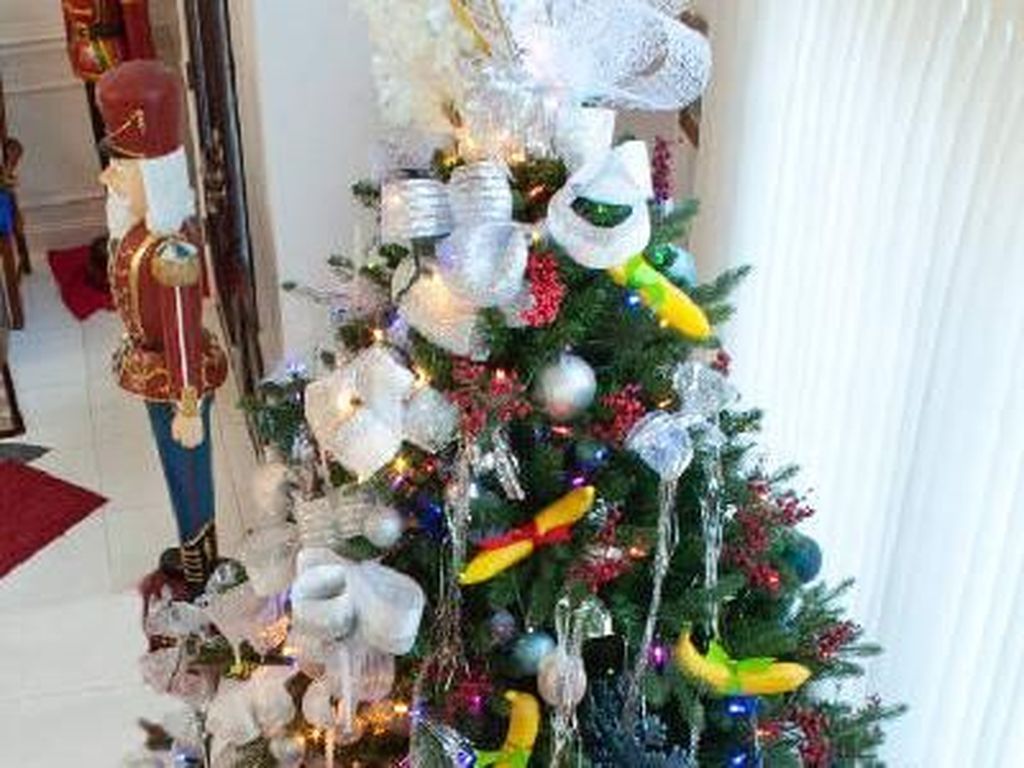 Unik Banget! Instalasi Pohon Natal Penuh dengan Pisang Unik Banget! Instalasi Pohon Natal Penuh dengan Pisang