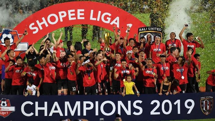 Bali United Para pesepak bola Bali United membawa trofi seusai penganugerahan juara Liga 1 2019 di Stadion I Wayan Dipta, Gianyar, Bali, Minggu (22/12/2019). Bali United berhasil menjadi juara Liga 1 2019 dengan total poin 64. ANTARA FOTO/Nyoman Budhiana/aww.