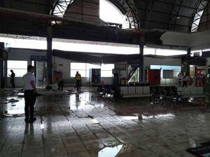 Atap Stasiun Serpong Rusak Diterjang Angin dan Hujan Deras