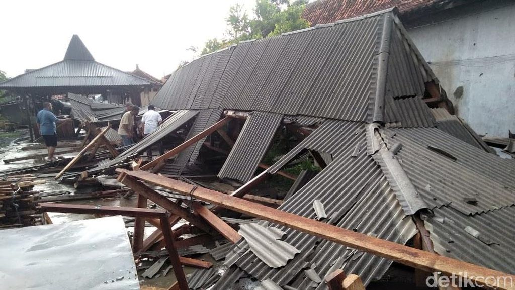 Puluhan Rumah Rusak Imbas Diterjang Angin Kencang di Brebes