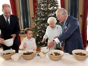 Intip Momen Pangeran George Bikin Christmas Pudding Bareng Ratu Elizabeth