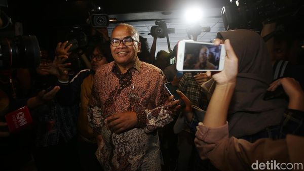 Senyum Ceria Amien Sunaryadi yang Ditunjuk Jadi Komut PLN