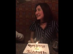 Kue Ultah Wanita Vegan Ini Berupa Irisan Pisang dan Lilin