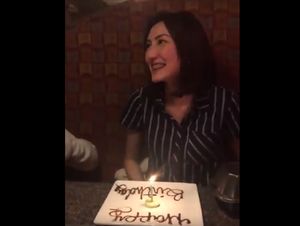 Kue Ultah Wanita Vegan Ini Berupa Irisan Pisang dan Lilin Kue Ultah Wanita Vegan Ini Berupa Irisan Pisang dan Lilin