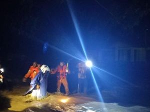 Tim Basarnas Sisir Lokasi Banjir Wasior Papua Barat