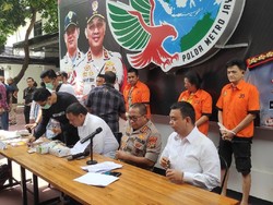 Berbaju Tahanan, Ibra Azhari Terus Menunduk Saat Dirilis Polisi