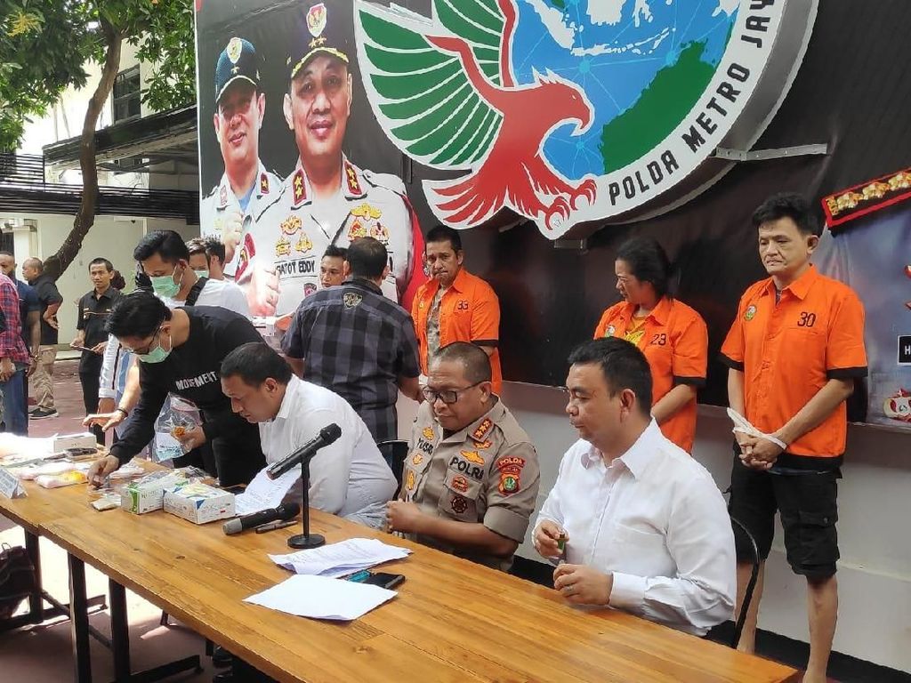 Berbaju Tahanan, Ibra Azhari Terus Menunduk Saat Dirilis Polisi Berbaju Tahanan, Ibra Azhari Terus Menunduk Saat Dirilis Polisi