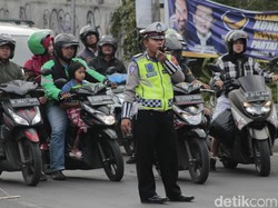 Wisatawan Padati Lembang, Polisi Buka-Tutup Jalur