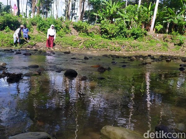 Semangat Pelajar Cianjur Nekat Terobos Sungai Demi Sekolah
