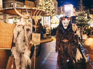Makan Ulat hingga Krampus, Tradisi Natal yang Aneh di Berbagai Dunia Makan Ulat hingga Krampus, Tradisi Natal yang Aneh di Berbagai Dunia