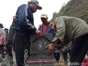 Warga Bangun Kembali Tempat Sembahyang Umat Hindu di Bromo yang Dirusak Warga Bangun Kembali Tempat Sembahyang Umat Hindu di Bromo yang Dirusak