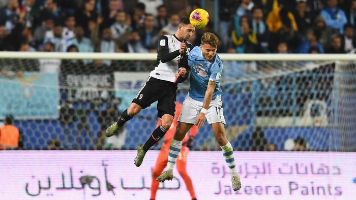 RIYADH, SAUDI ARABIA - DECEMBER 22: Ciro Immobile of SS Lazio competes for the ball against Mattia De Sciglio of Juventus during the Italian Supercup match between Juventus and SS Lazio  at King Saud University Stadium on December 22, 2019 in Riyadh, Saudi Arabia.  (Photo by Claudio Villa/Getty Images for Lega Serie A)