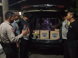 Sebuah SUV Diamankan di Lamongan Bawa 240 Botol Arak dari Tuban