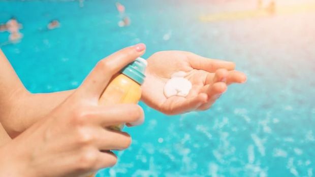Ilustrasi mengenakan sunscreen