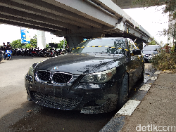 Mobil BMW Pelat Jakarta Ditinggal Sebulan di Flyover Makassar