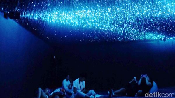 Terpukau! Kilauan Instalasi Futuristik di Wave of Tomorrow 2019