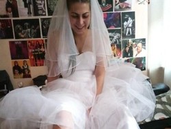 PD Abis, Pengantin Wanita Ini Tampilkan Bulu Kaki yang Tak Dicukur 7 Tahun