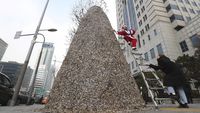 Di Korsel Ada Pohon Natal dari Puntung Rokok Lho