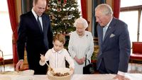 Foto: Keseruan Pangeran George Bikin Kue Natal Bersama Ratu Elizabeth II