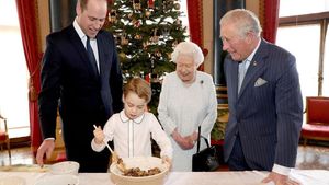 Foto: Keseruan Pangeran George Bikin Kue Natal Bersama Ratu Elizabeth II