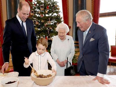 Foto: Keseruan Pangeran George Bikin Kue Natal Bersama Ratu Elizabeth II