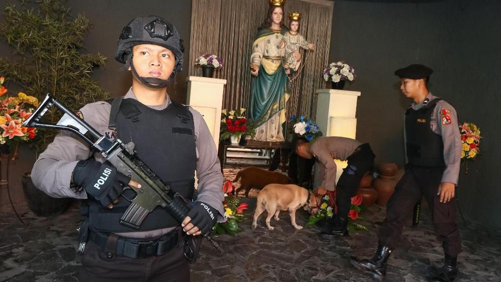 Melihat Pengamanan di Gereja Seluruh Indonesia Jelang Natal Melihat Pengamanan di Gereja Seluruh Indonesia Jelang Natal