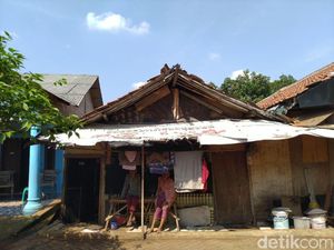 Kisah Nenek Sining yang Tinggal Sendirian di Rumah Reyot Serpong
