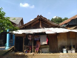 Kisah Nenek Sining yang Tinggal Sendirian di Rumah Reyot Serpong