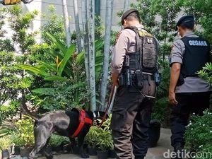 Jelang Misa Natal, Tim Gegana Sterilisasi Gereja Katedral