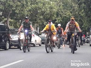 Naik Sepeda Cek Gereja, Bupati Anna Pastikan Natal di Bojonegoro Aman Naik Sepeda Cek Gereja, Bupati Anna Pastikan Natal di Bojonegoro Aman