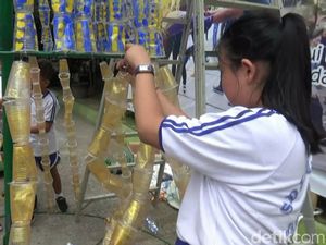 Siswa SD di Jambi Buat Pohon Natal Raksasa dari Limbah Plastik
