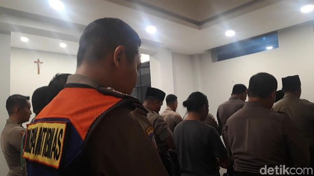  azan magrib terdengar di dekat Gereja Katolik Hati Kudus Yesus di Jalan Polisi Istimewa S  Gereja di Surabaya Siapkan Musala Bagi Aparat Muslim yang Berjaga 