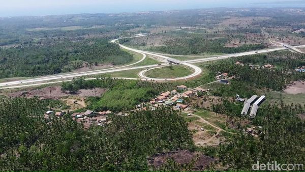 Penampakan Lengangnya Lalu Lintas Tol Lampung dari Udara