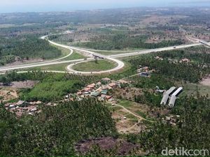 Penampakan Lengangnya Lalu Lintas Tol Lampung dari Udara