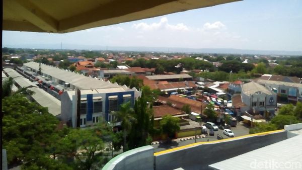Melihat Panorama Kudus dari Tugu Identitas