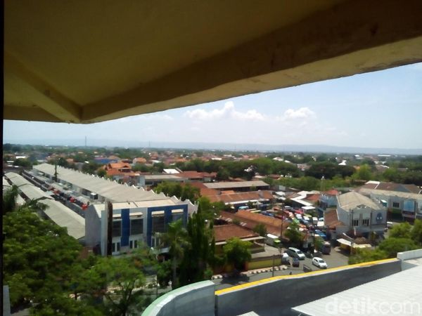 Melihat Panorama Kudus dari Tugu Identitas