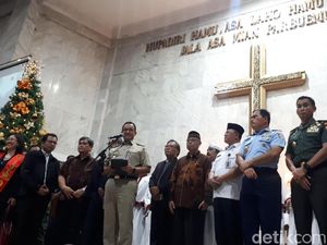 Kunjungi Gereja di Rawamangun, Anies Cerita Proses Pohon Natal di Thamrin 10 Kunjungi Gereja di Rawamangun, Anies Cerita Proses Pohon Natal di Thamrin 10