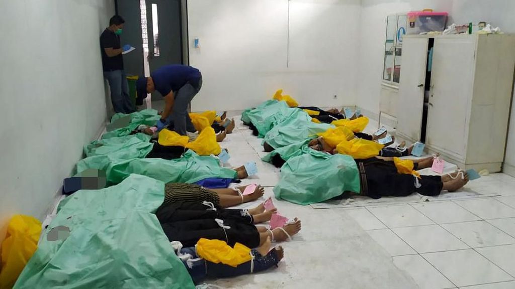 Potret Evakuasi 24 Korban Tewas Bus Masuk Jurang di Pagar Alam Potret Evakuasi 24 Korban Tewas Bus Masuk Jurang di Pagar Alam