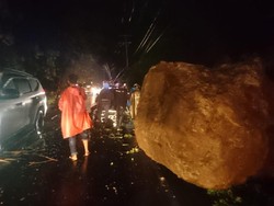 Longsor di Padang Bikin Batu Terguling ke Jalan, 3 Orang Terluka