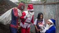Duet Sinterklas dan Spiderman Bagikan Kado Natal di Solo
