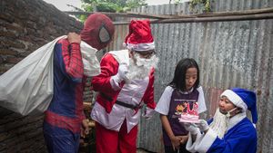 Duet Sinterklas dan Spiderman Bagikan Kado Natal di Solo