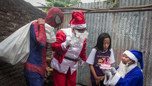 Duet Sinterklas dan Spiderman Bagikan Kado Natal di Solo