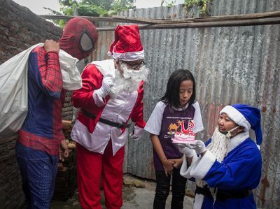 Duet Sinterklas dan Spiderman Bagikan Kado Natal di Solo