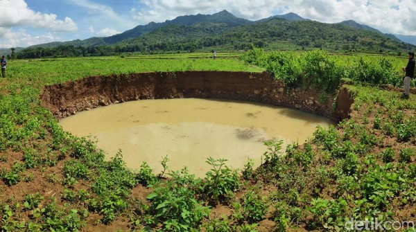 Lubang besar atau sinkhole di Maros. (M Bakrie/detikcom)