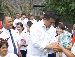 Bobby Nasution Berbagi Kegembiraan dengan Anak-anak Panti Asuhan di Medan