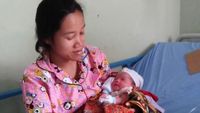 Bayi Perempuan Lahir di Mobil Desa