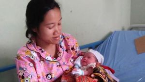 Bayi Perempuan Lahir di Mobil Desa