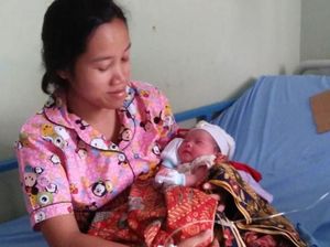 Bayi Perempuan Lahir di Mobil Desa